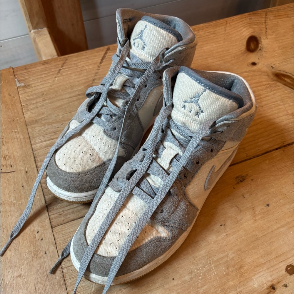 Nike Kids Sneakers in Gray and Cream